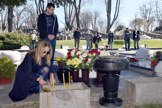 Пуцањ у модерну Србију: Одата пошта убијеном премијеру Зорану Ђинђићу (ФОТО)